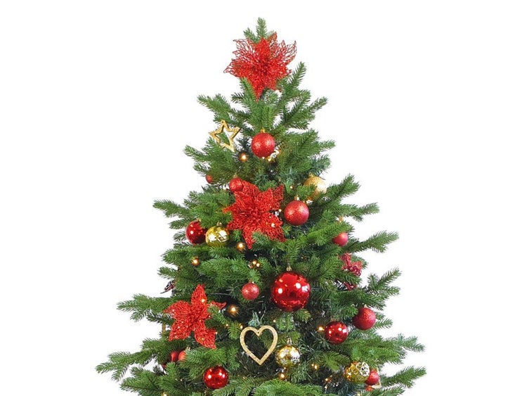 Geschmückter künstlicher Weihnachtsbaum mit Weihnachtskugeln und künstlichen Blüten in rot und gold.