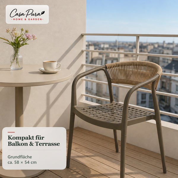 Gartenstuhl mit Armlehnen und geflochtener Rückenlehne auf einem Balkon neben einem Bistro-Tisch mit Blumen und Kaffeetasse Casa Pura Logo