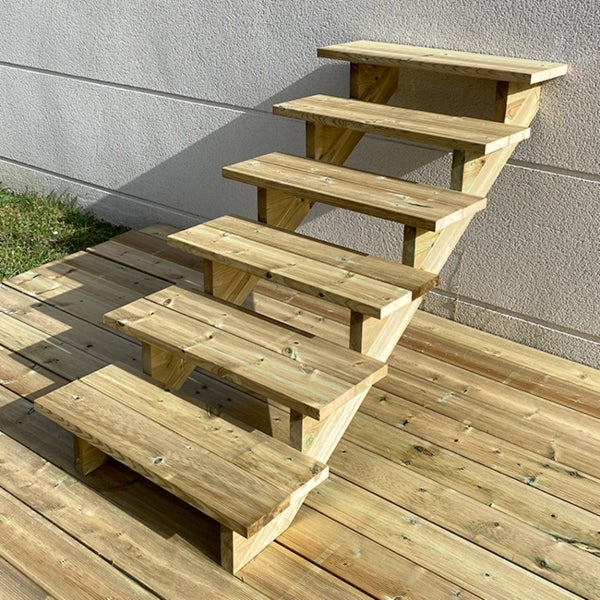 Holztreppe mit fünf Stufen für den Außenbereich auf einer Terrasse