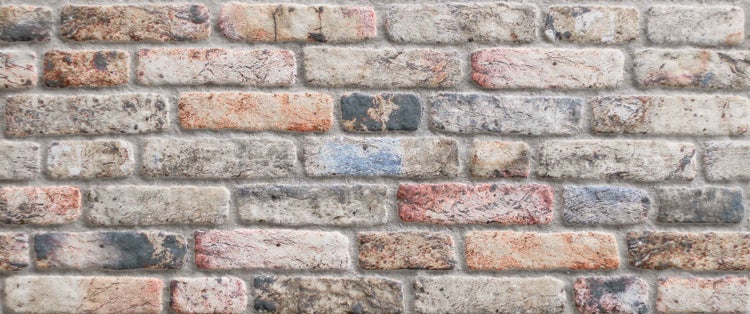 Nahaufnahme einer Wand mit dekorativen Steinverblendern in Ziegeloptik