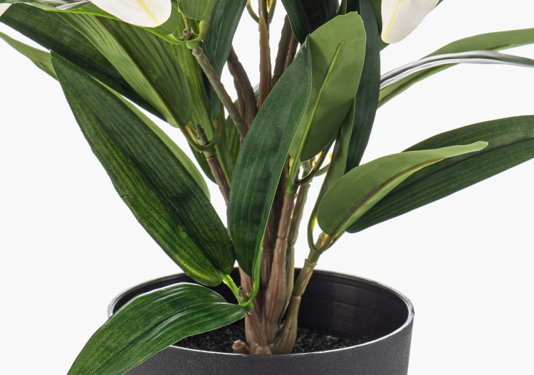 Künstlicher Zweig mit grünen Blättern, braunen Stielen und lila Blüte