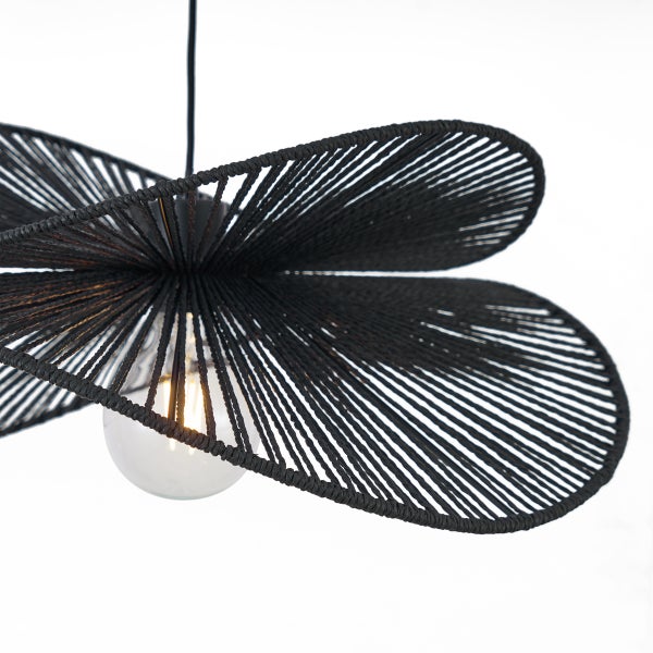 Schwarze Hängeleuchte aus gewebtem Seil in Blütenform mit sichtbarer Glühbirne.