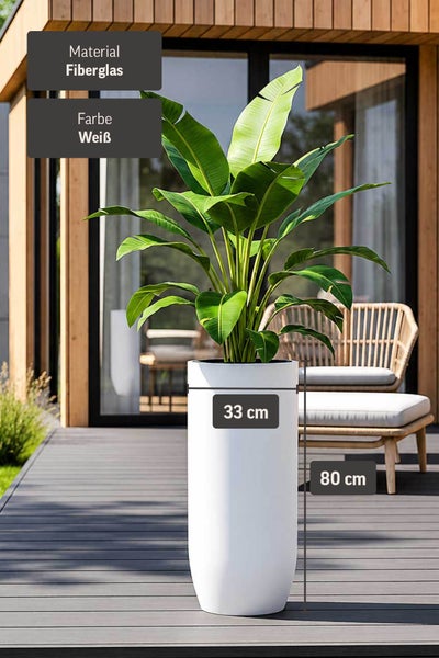 Hoher runder Pflanzkübel aus weißem Fiberglas auf einer modernen Terrasse, 33 Zentimeter Durchmesser und 80 Zentimeter Höhe.