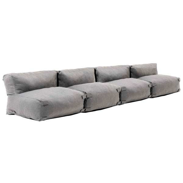 Modulares 4-Sitzer Lounge-Sofa in Grau aus strukturiertem Stoff mit Schnallenverbindungen.
