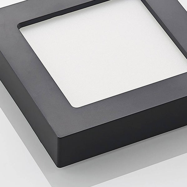 Detail eines quadratischen LED-Panels mit schwarzem Rahmen und weißer Abdeckung.