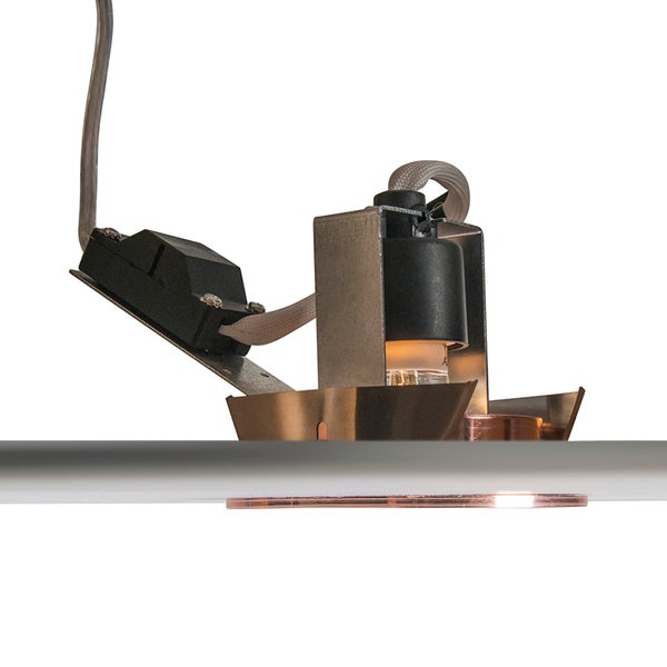 Einbaustrahler mit Metallgehäuse, Anschlussklemme und Verkabelung in der Seitenansicht für die Deckenmontage.