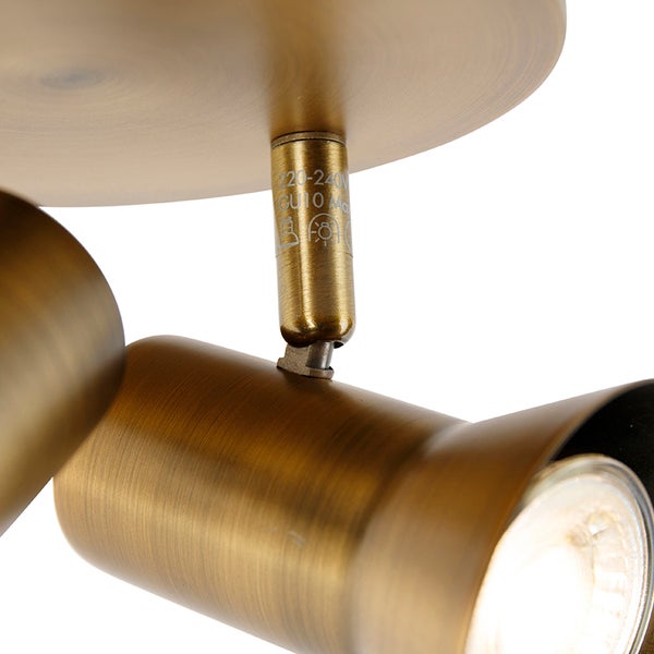 Detailaufnahme einer Deckenleuchte mit mehreren Strahlern