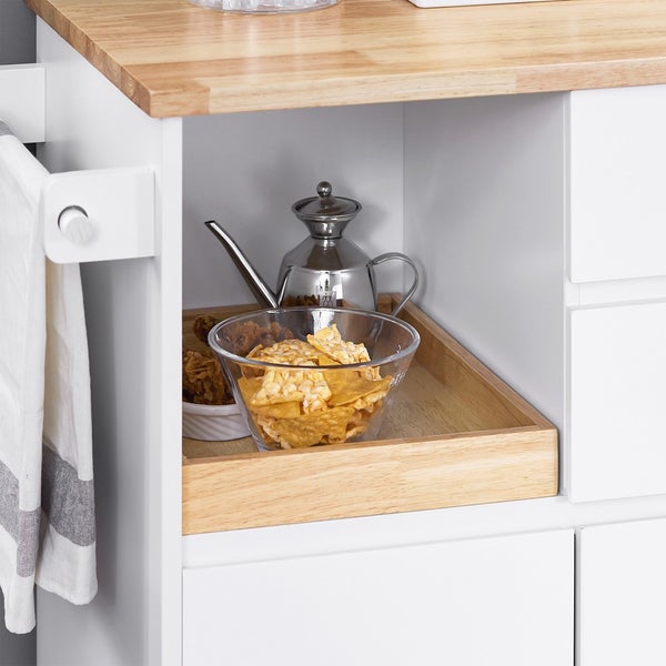 Detailaufnahme eines weißen Küchenwagens mit einer Schüssel Chips, einer Teekanne und einem Handtuch