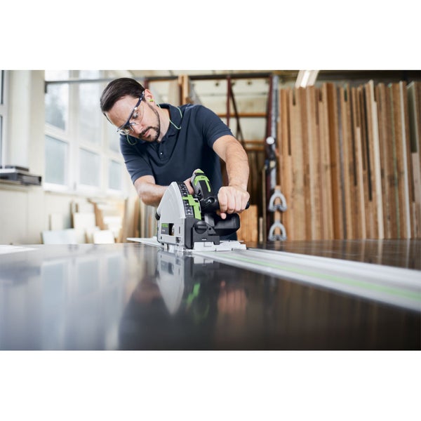 Handwerker arbeitet mit Tauchsäge und Führungsschiene an Werkstück