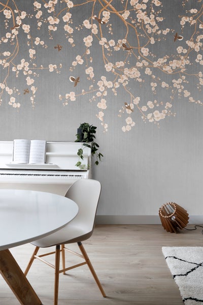 Wohnraum mit gemusterter Tapete mit Vogel- und Blütenmotiven, Klavier, Tisch und Stuhl