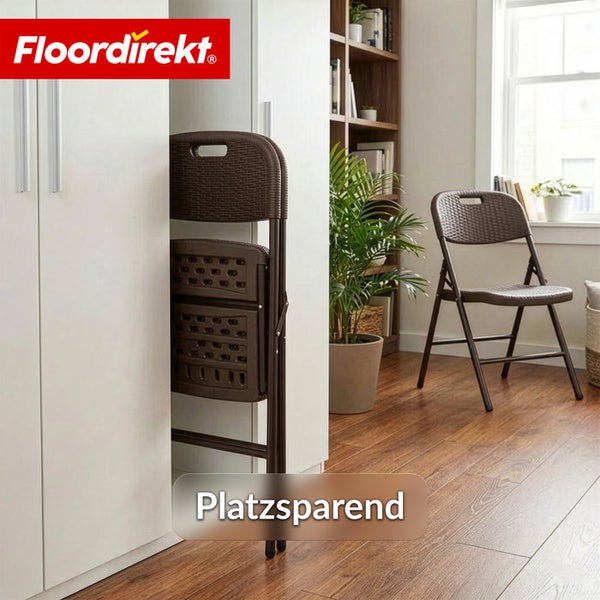 Ein brauner Klappstuhl verstaut in einem weißen Schrank neben einem weiteren Klappstuhl im Raum. Floor direkt Logo.