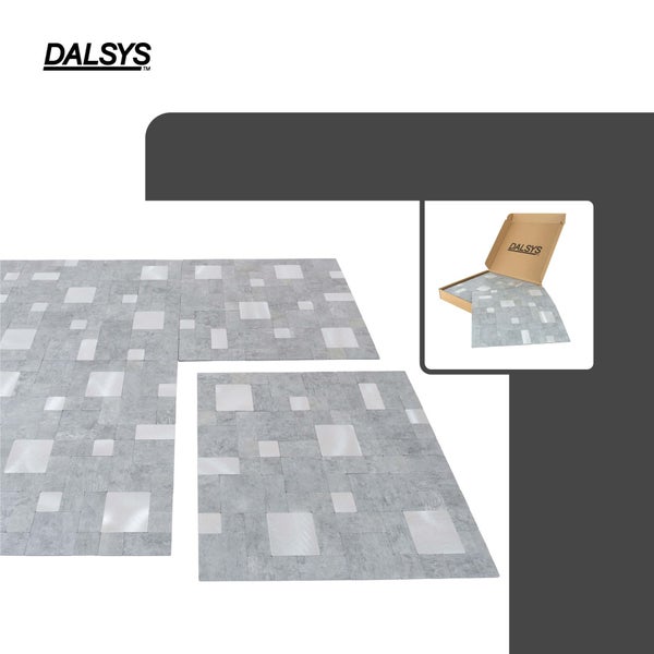 Dalsys Mosaik-Wandfliesen in Betonoptik mit Metallelementen, verlegt und in der Verpackung dargestellt sowie Dalsys Logo.