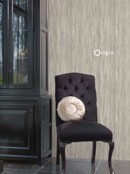 Szene mit einem schwarzen Schrank, einem Stuhl und einer Tapete mit Holzoptik.