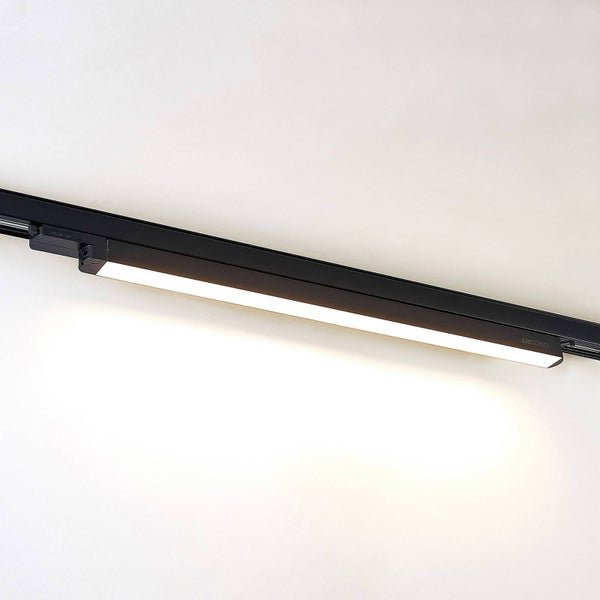 Lineare LED-Schienenleuchte mit schwarzem Gehäuse und leuchtendem Diffusor von Arcchio.
