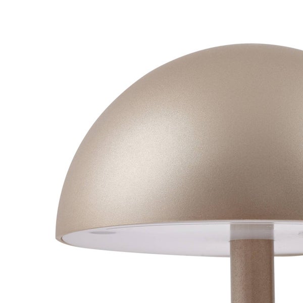 Detail eines pilzförmigen Lampenschirms mit Metallic-Finish und weißem Lichtdiffusor.