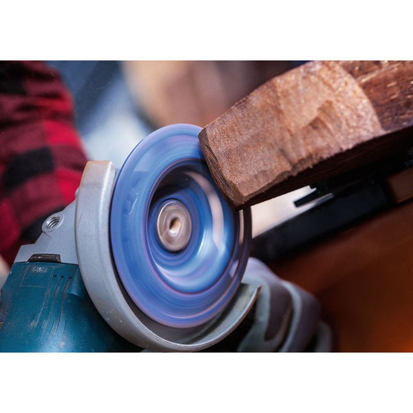 Eine Schleifscheibe glättet ein Stück Holz mit einer Flex