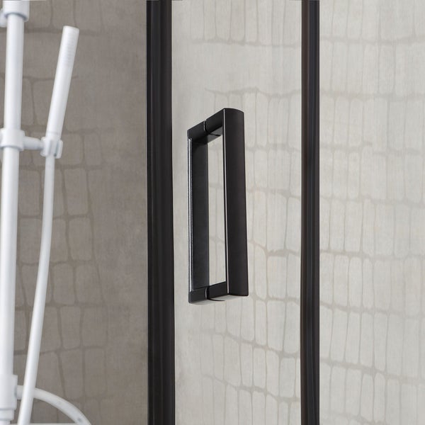 Detailansicht eines Duschbereichs mit einer Duschkabinentür mit Griff und einer Duschstange mit Handbrause