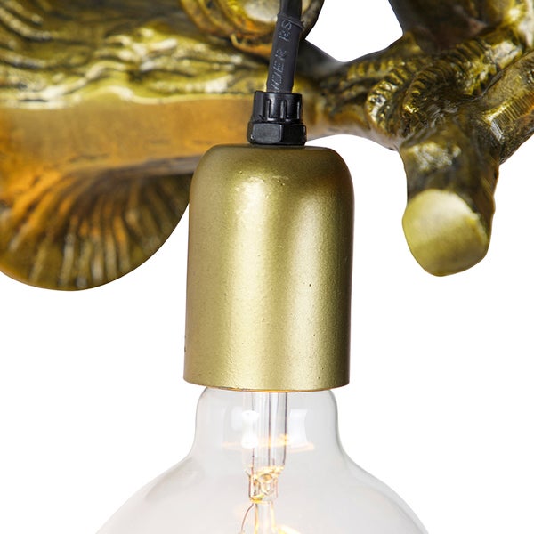 Nahaufnahme einer goldenen Wandleuchte mit Glühbirne