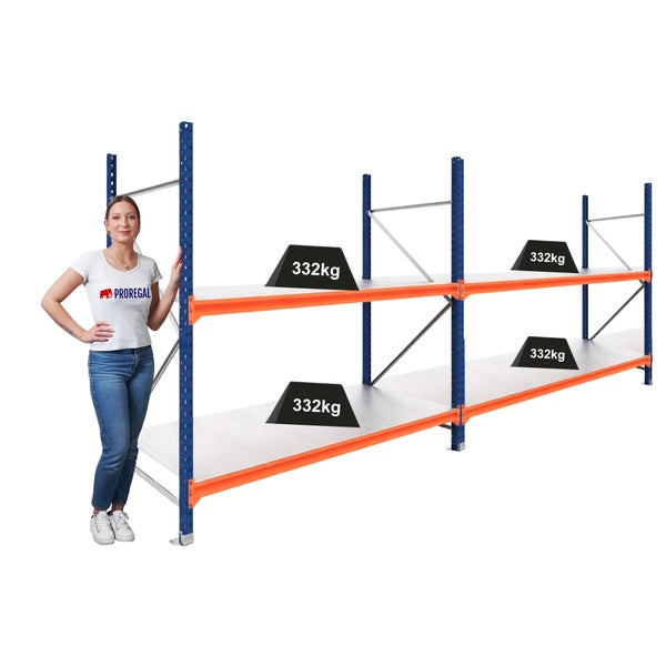 Blau-oranges Schwerlastregal aus Metall, 3 Felder, 2 Ebenen. Tragkraft 332 Kilogramm pro Ebene. Größenvergleich mit einer Person.