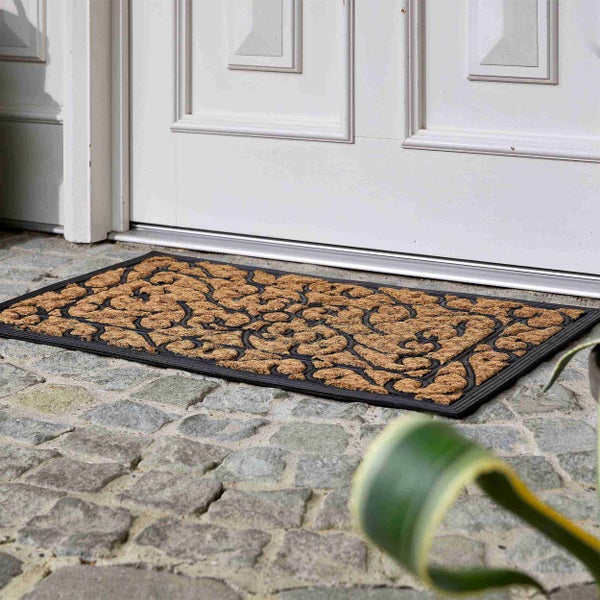 Fußmatte aus Kokosfaser mit schwarzem Rahmen vor einer Tür
