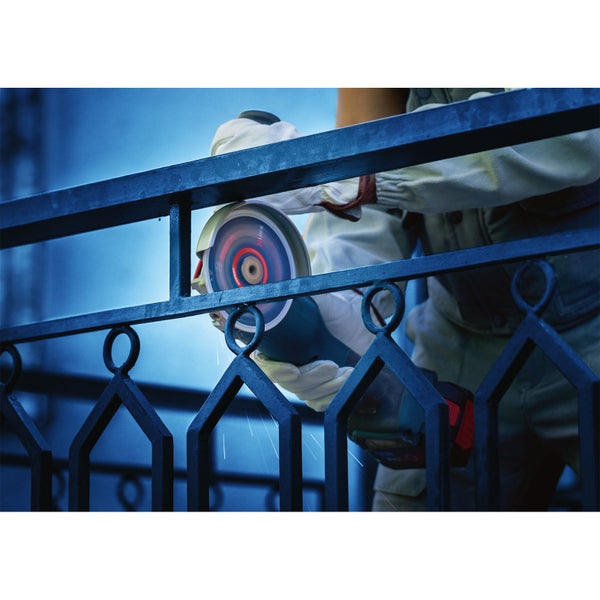 Eine Person schneidet mit einem Winkelschleifer ein Metallgeländer.