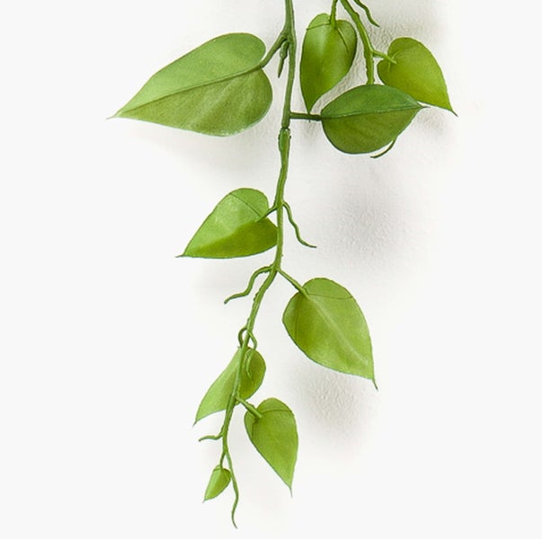 Künstliche Hortensie mit rosa Blüten und grünen Blättern in einem grauen Weidenkorb