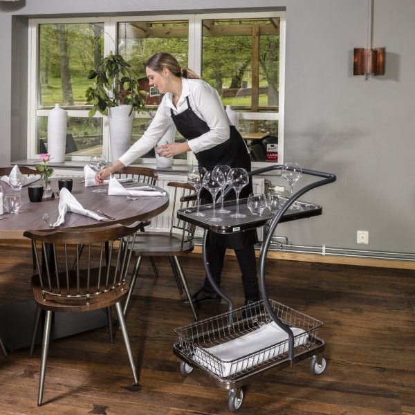 Restaurant mit gedecktem Tisch und Servierwagen