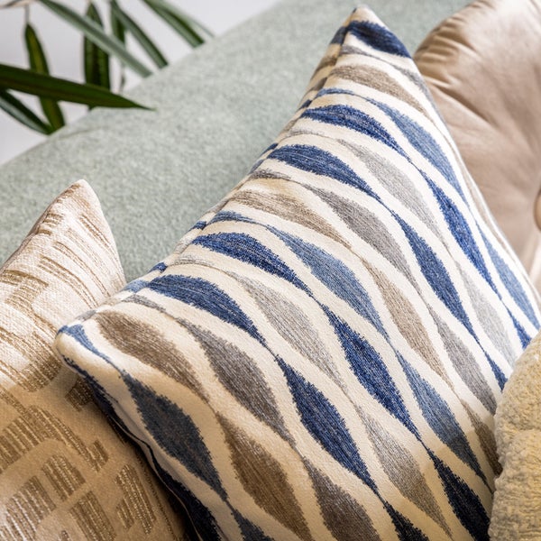 Dekokissen mit abstraktem Muster auf einem Sofa