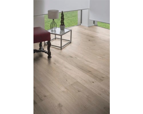 Detailansichten eines Keramikwaschbeckens mit robustem Design und pflegeleichter Oberfläche