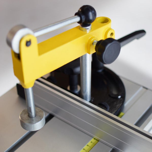 Detailaufnahme eines Holzbearbeitungswerkzeugs mit gelben und silbernen Elementen.