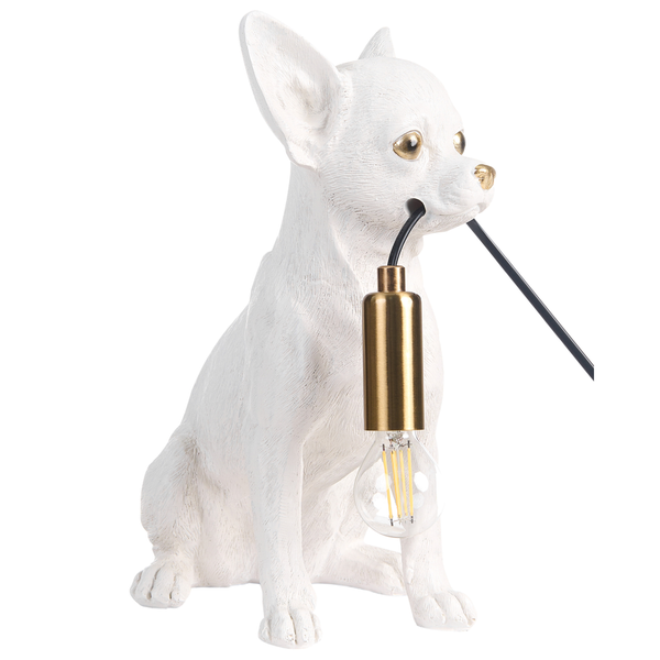 Weiße Tischleuchte in Form eines sitzenden Chihuahuas mit goldenen Augen, goldfarbener Fassung und LED-Filament-Leuchtmittel im Maul.