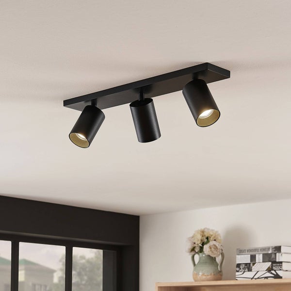 Deckenleuchte mit drei Strahlern an einer schwarzen Halterung