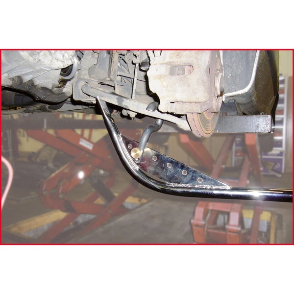 Achsmesswerkzeug im Einsatz unter einem Fahrzeug.