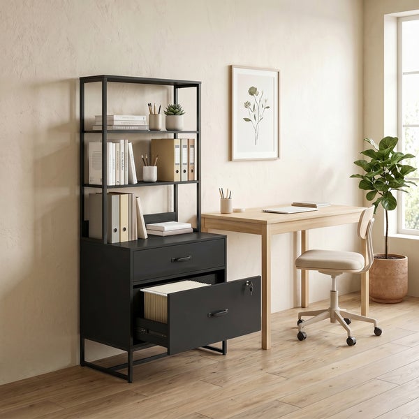 Helles, organisiertes Home-Office mit einem schwarzen Metallregal mit Schubladenelement, einem Holzschreibtisch, einem Bürostuhl und einer Pflanze.