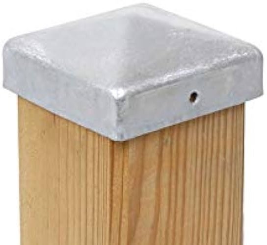 Pfostenkappe aus Metall auf einem Holzpfosten