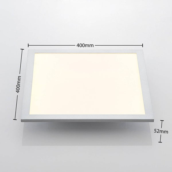 Quadratisches LED-Panel Deckenleuchte mit silbernem Rahmen.