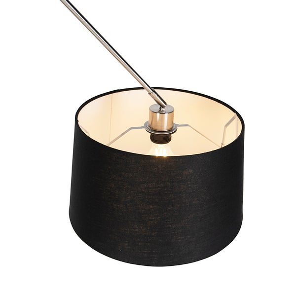Schwarzer Textilschirm einer Bogenlampe mit silberner Metallhalterung.