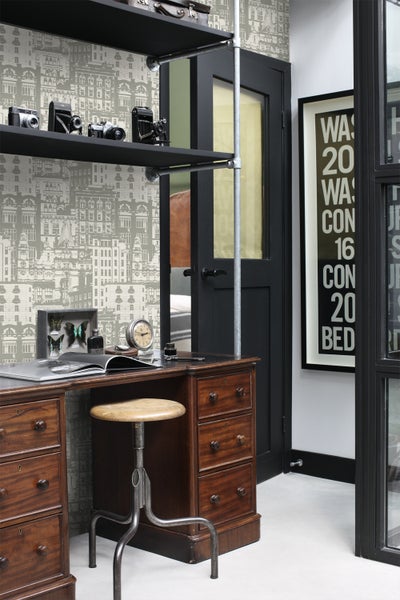 Bürogestaltung mit Schreibtisch, Stuhl, Regalen und dekorativer Tapete.