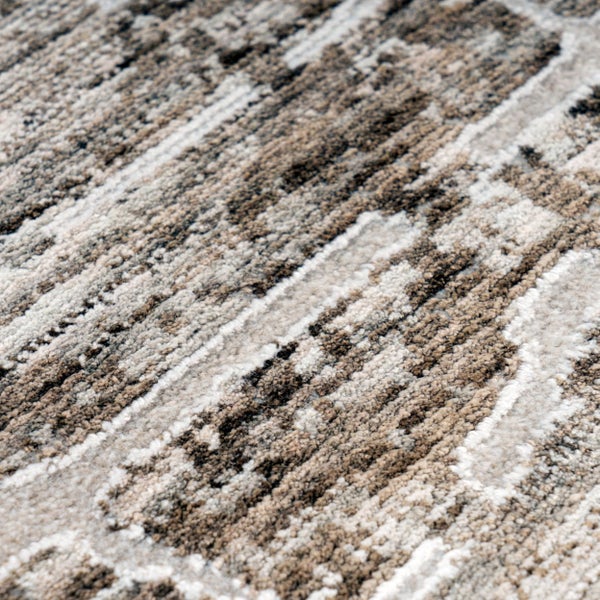 Strukturierter Teppich mit abstraktem Muster in verschiedenen Nuancen