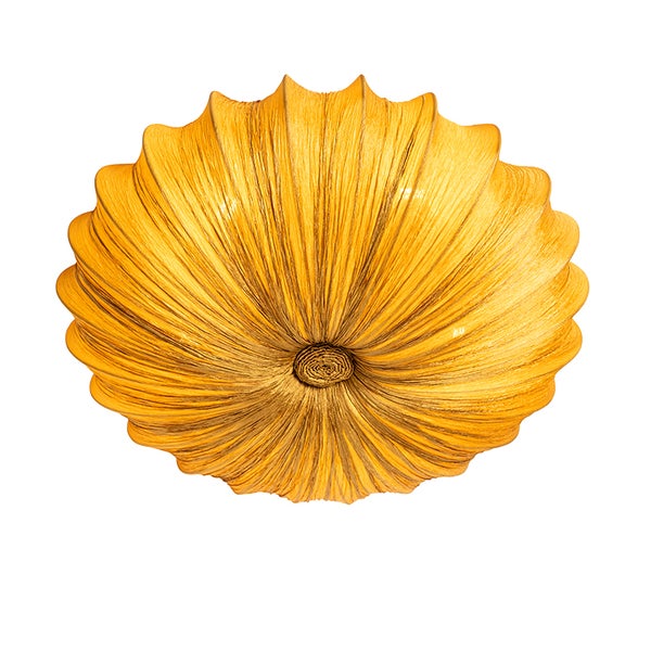 Runde, gelbe Deckenleuchte mit gerippter, organischer Struktur und wellenförmigem Rand.