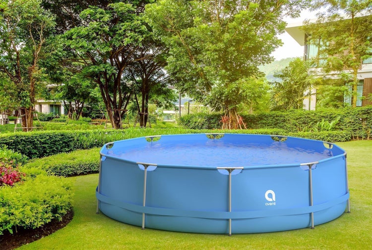Avenli Pool im Garten mit Bäumen und Haus im Hintergrund