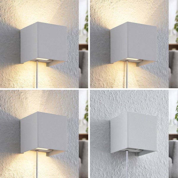 Quadratische Wandleuchte mit verschiedenen Beleuchtungsoptionen.