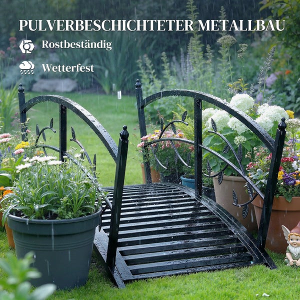 Wetterfeste Gartenbrücke aus pulverbeschichtetem Metall mit dekorativem Blattmuster, rostbeständig, in einem bepflanzten Garten bei Regen.