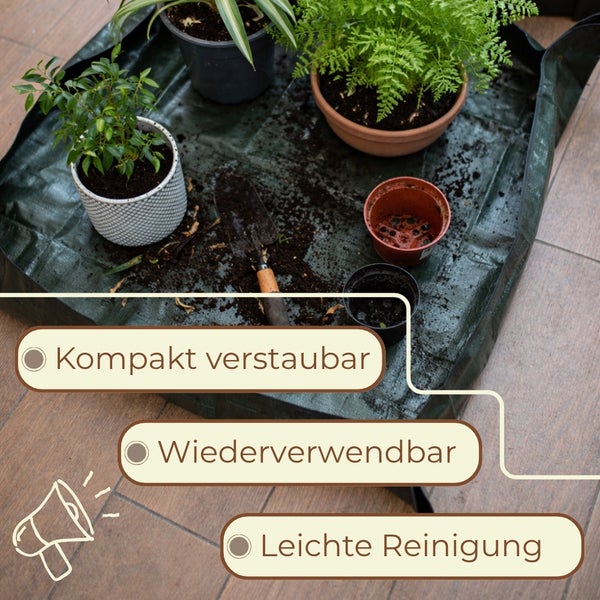 Wasserdichte, dunkelgrüne Umtopfmatte auf einem Fliesenboden mit Zimmerpflanzen, Blumenerde und einer Handschaufel.