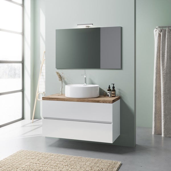 Modernes Badezimmer mit weißem Waschtischunterschrank, Platte in Holzoptik, weißem Aufsatzwaschbecken, großem Spiegel und LED-Leuchte.