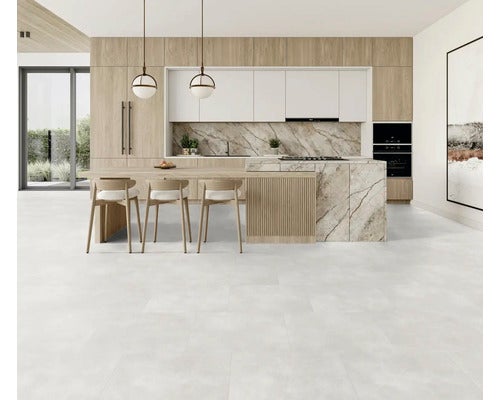 Moderne Küche mit Kücheninsel, Stühlen und Fliesenboden