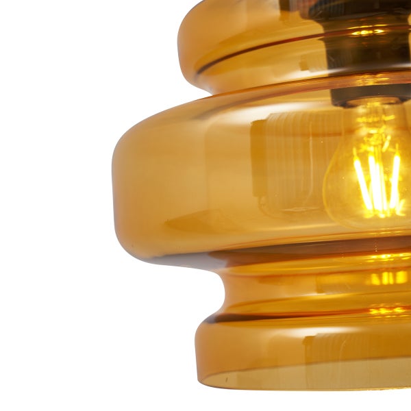 Detailansicht einer bernsteinfarbenen Glaspendelleuchte mit Glühbirne