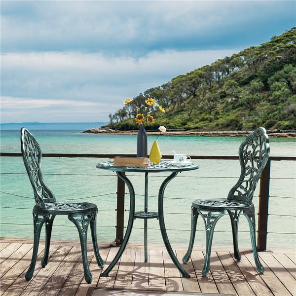 Gartenmöbelset mit Tisch und zwei Stühlen auf einer Terrasse mit Meerblick
