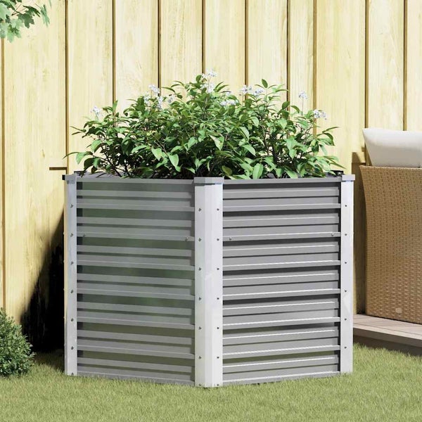 Quadratisches Hochbeet aus Metall mit bepflanztem Innenraum vor einem Holzzaun im Garten