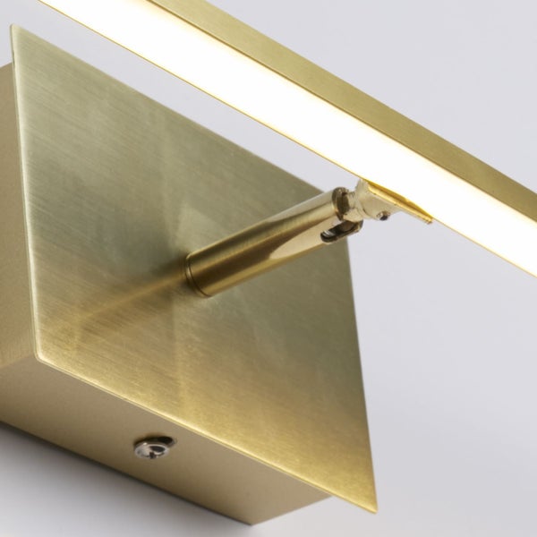 Goldfarbene LED Wandleuchte mit rechteckiger Halterung